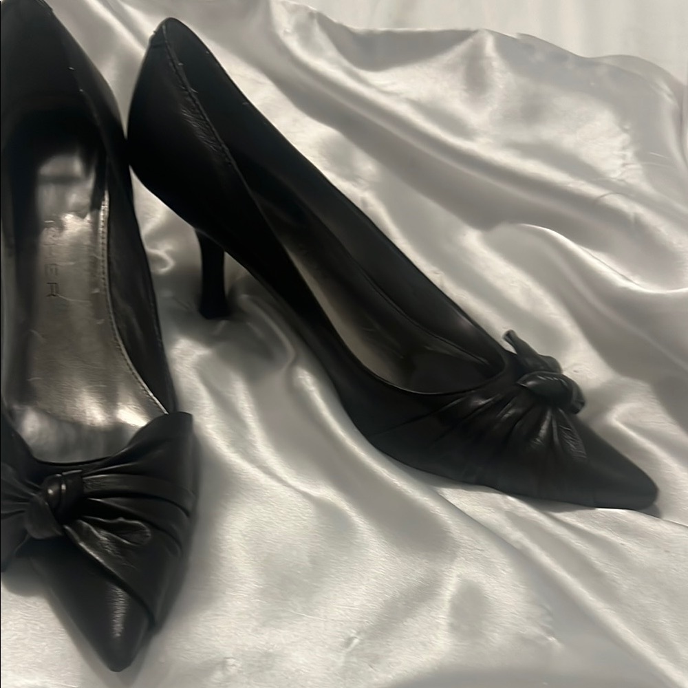 Chic Black Leather Heels with Knot Detail